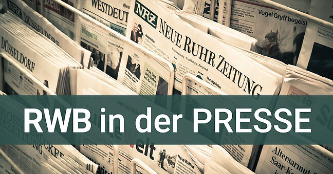 Stapel Zeitungen mit dem Banner "RWB in der Presse"