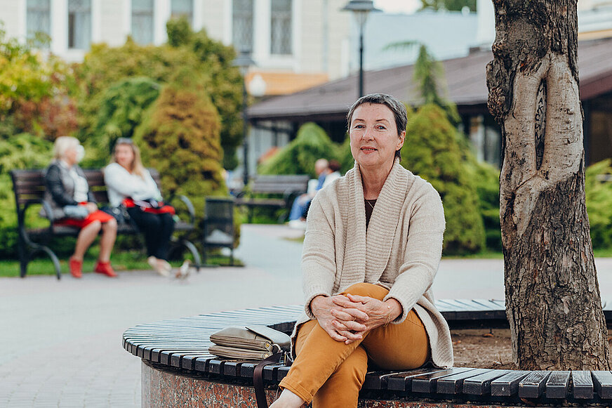 sitzende Frau im Freien