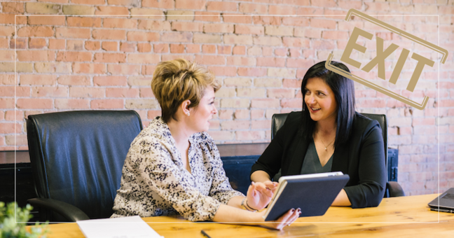 zwei Frauen im Business-Gespräch