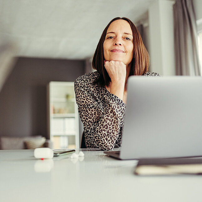 Frau vor Laptop