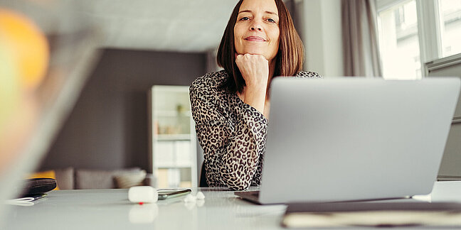 Frau vor Laptop