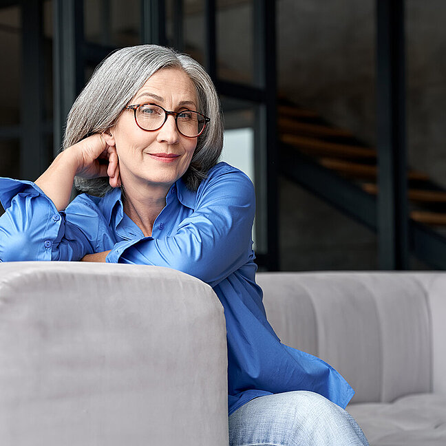 sitzende Frau anlehnend an Lehne