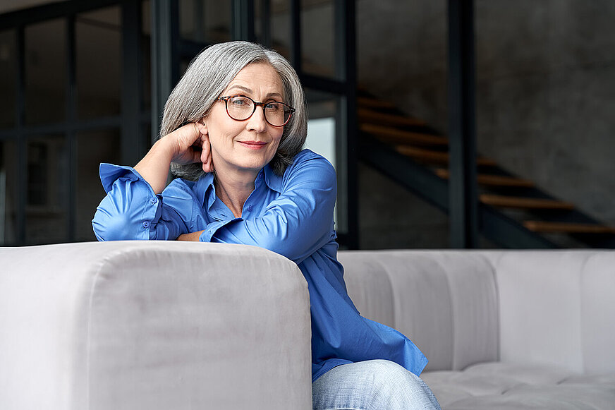 lässig sitzende Frau auf Sofa